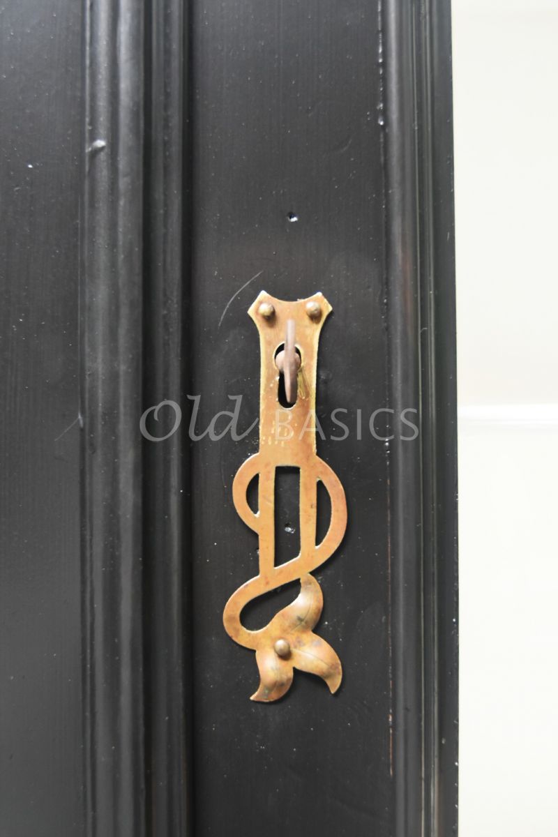 Detail van Vitrinekast, zwart, materiaal hout
